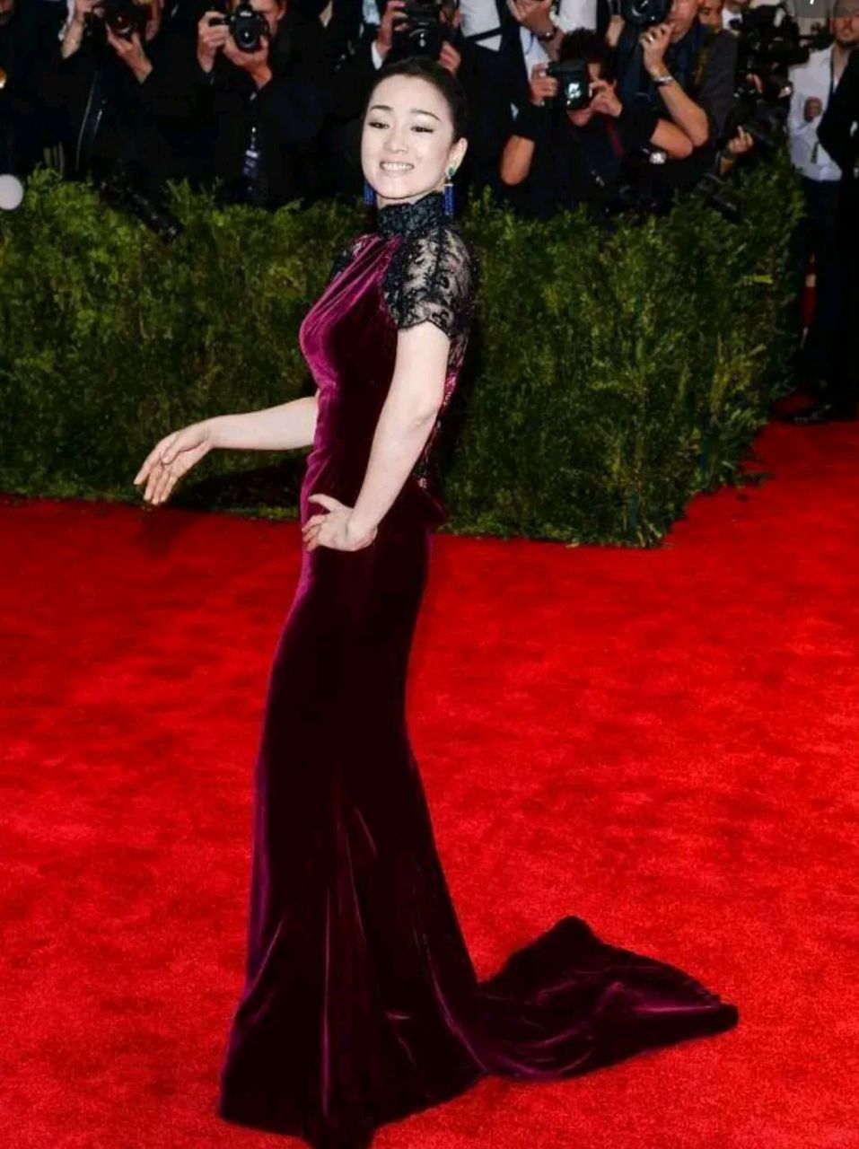 巩俐身穿典雅高贵的暗红色旗袍,简单大方,高端大气,她的霸气和自信,是