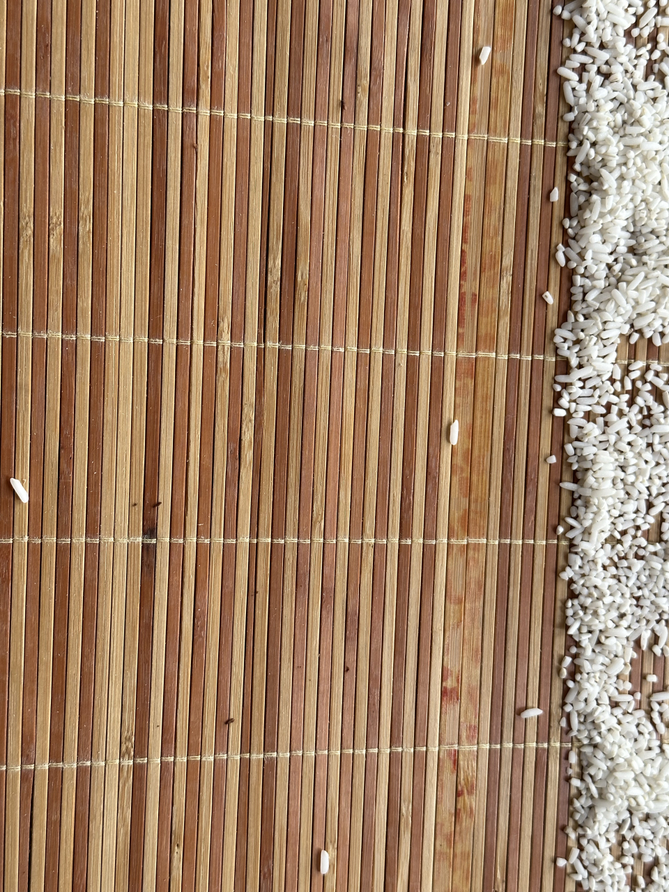 家里的米没吃完,时间长了长了虫子拿出来用席子晾晒,发现一个有趣的