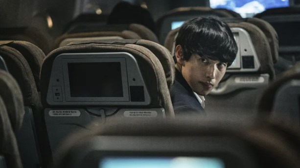 《紧急迫降》任时完饰演反派角色爆火,演技炸裂!私下反转魅力圈粉