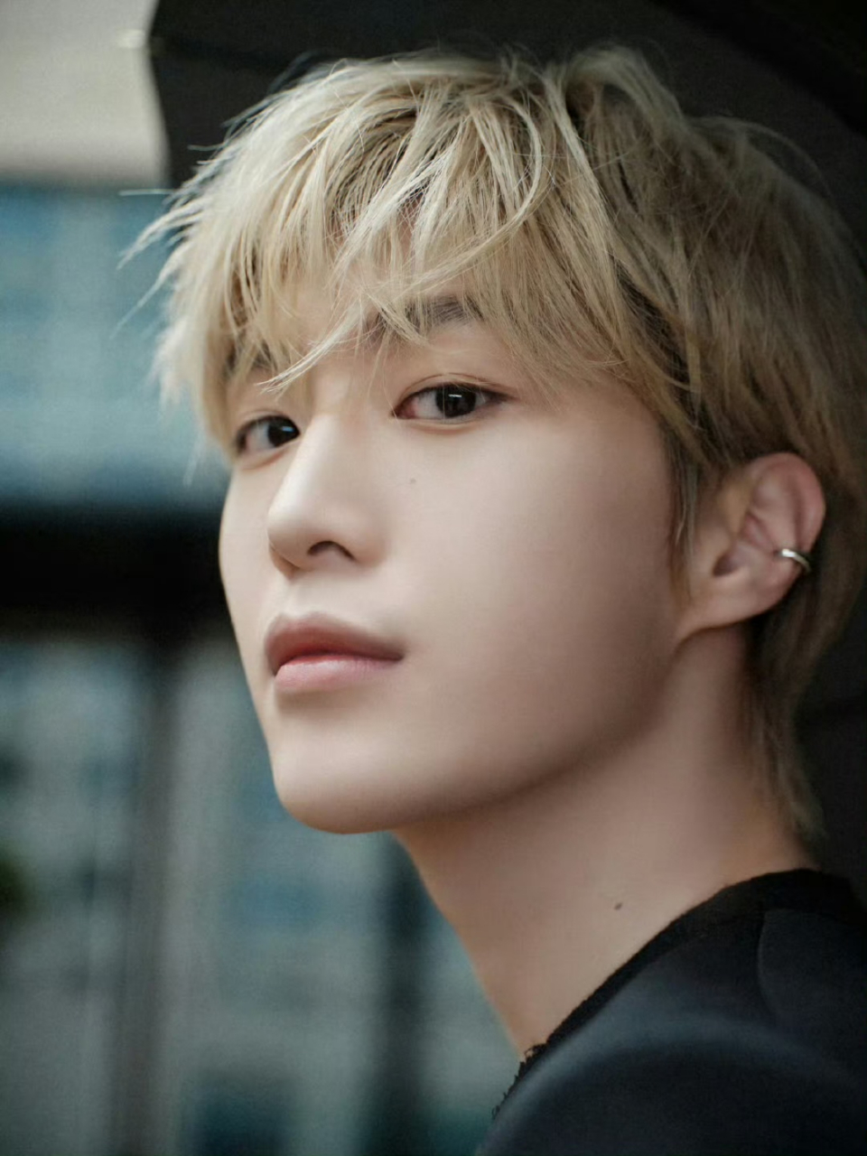 今日份范丞丞,深v黑西装 金发真的太帅啦#范丞丞