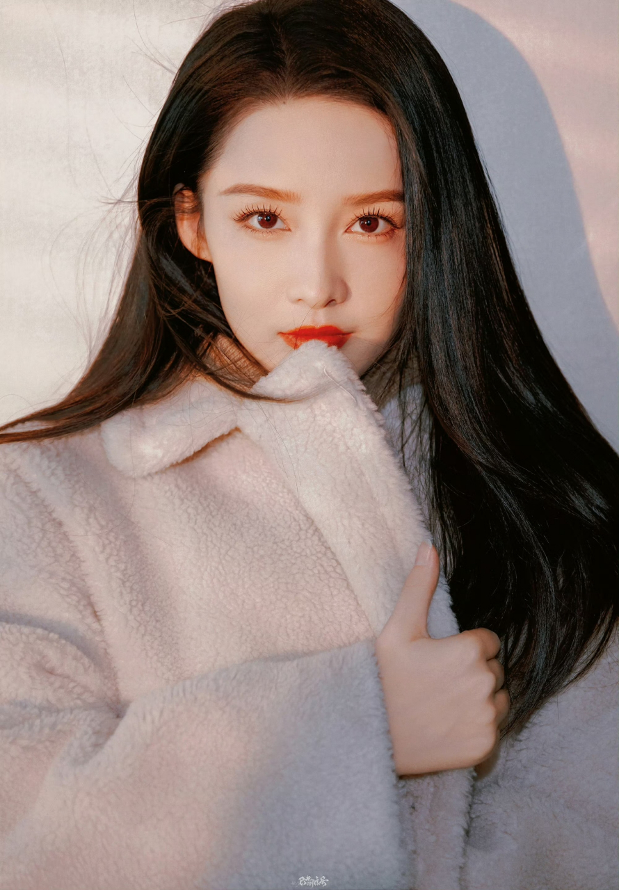 李沁穿大衣好美