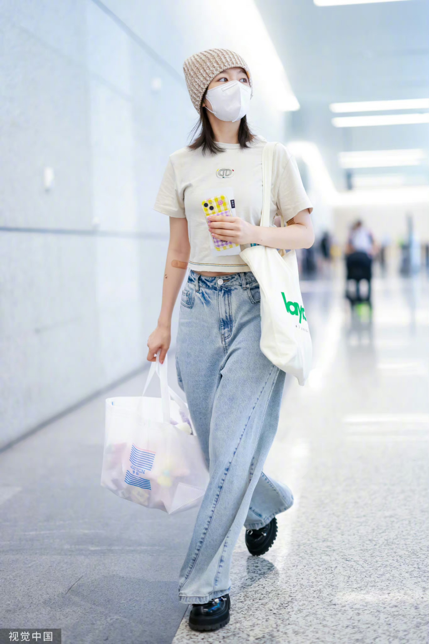 李兰迪现身上海虹桥机场街拍