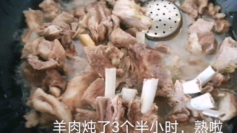 内蒙古老妈去女儿家,女儿炖羊肉招待,饭菜简单又好吃