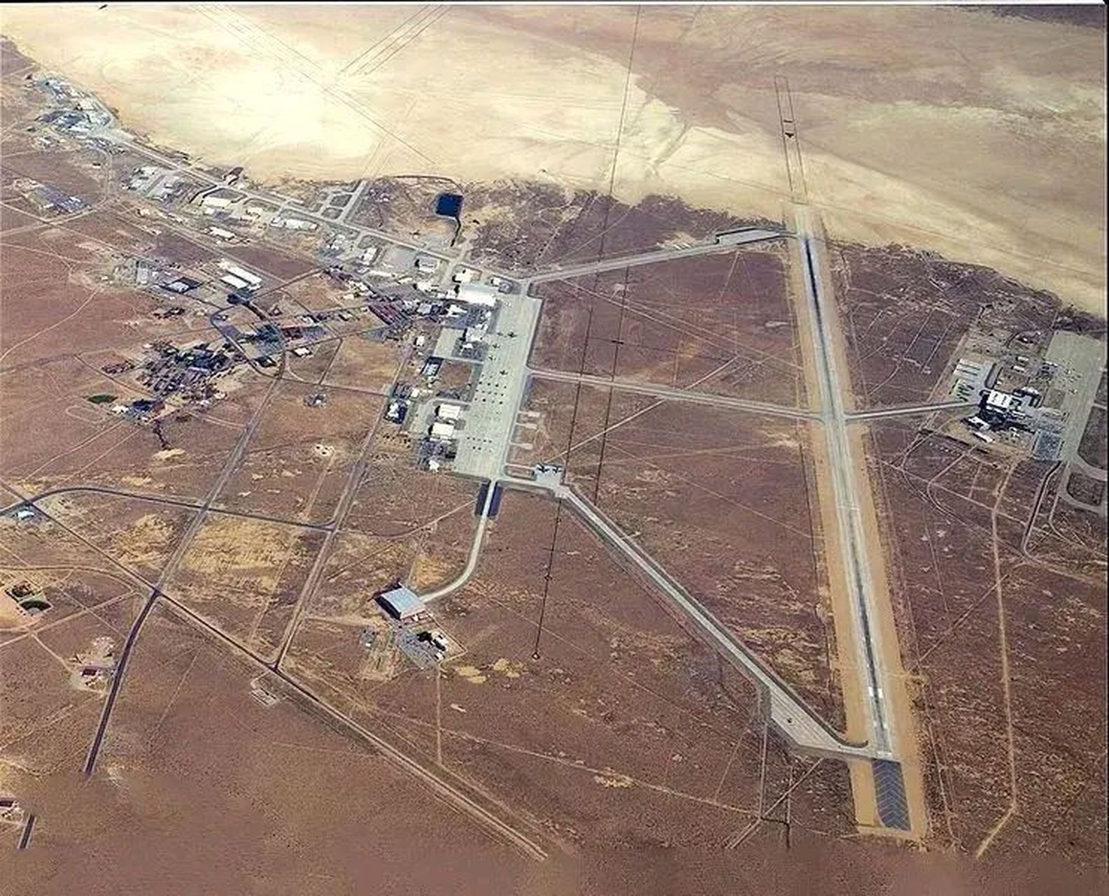 美空军爱德华兹空军基地:军事科技试验的摇篮  位于加州克兰普顿市的