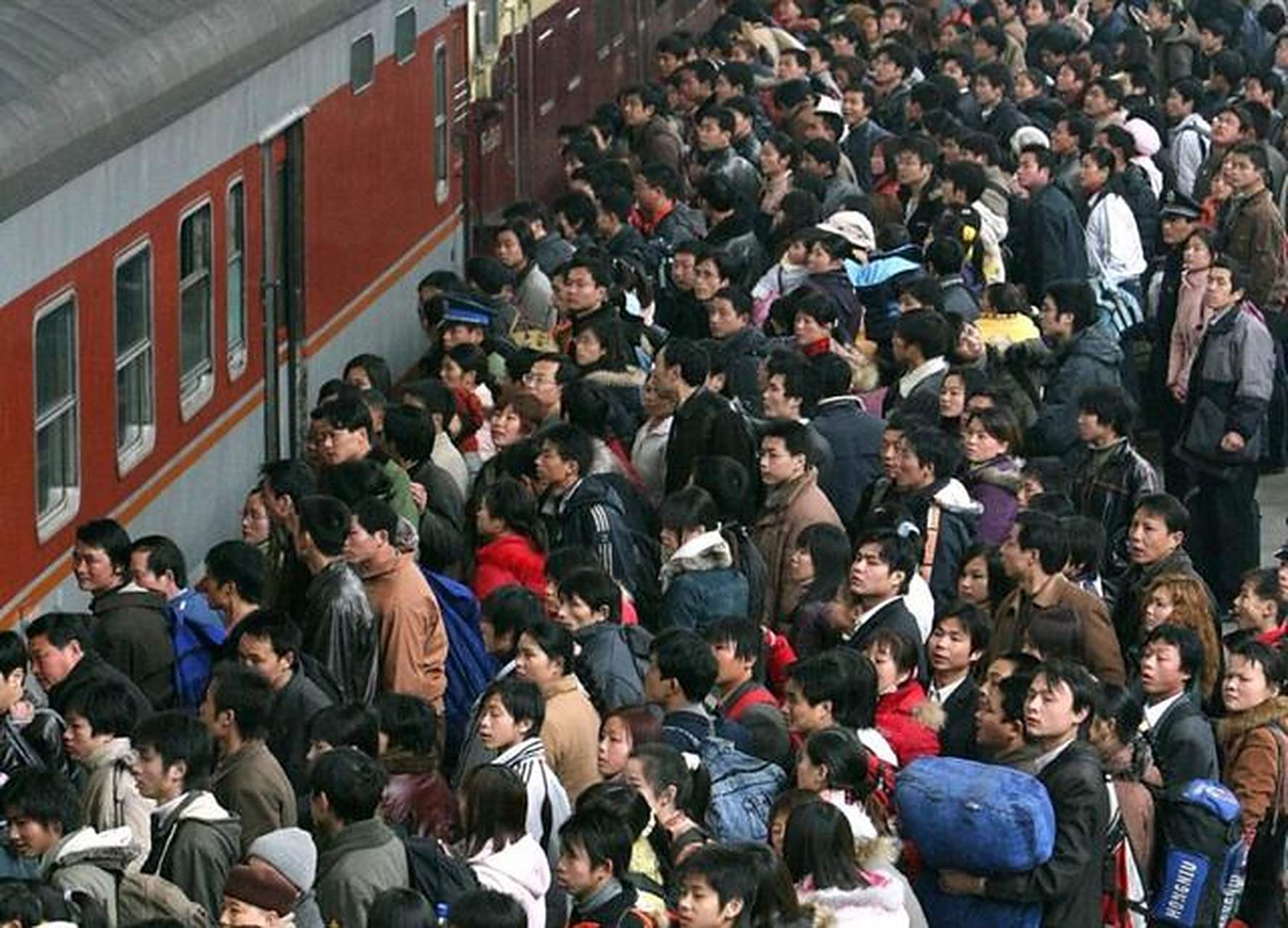 当初也不知道是谁提倡的农民进城务工,也不知道是谁又让农民工在城里