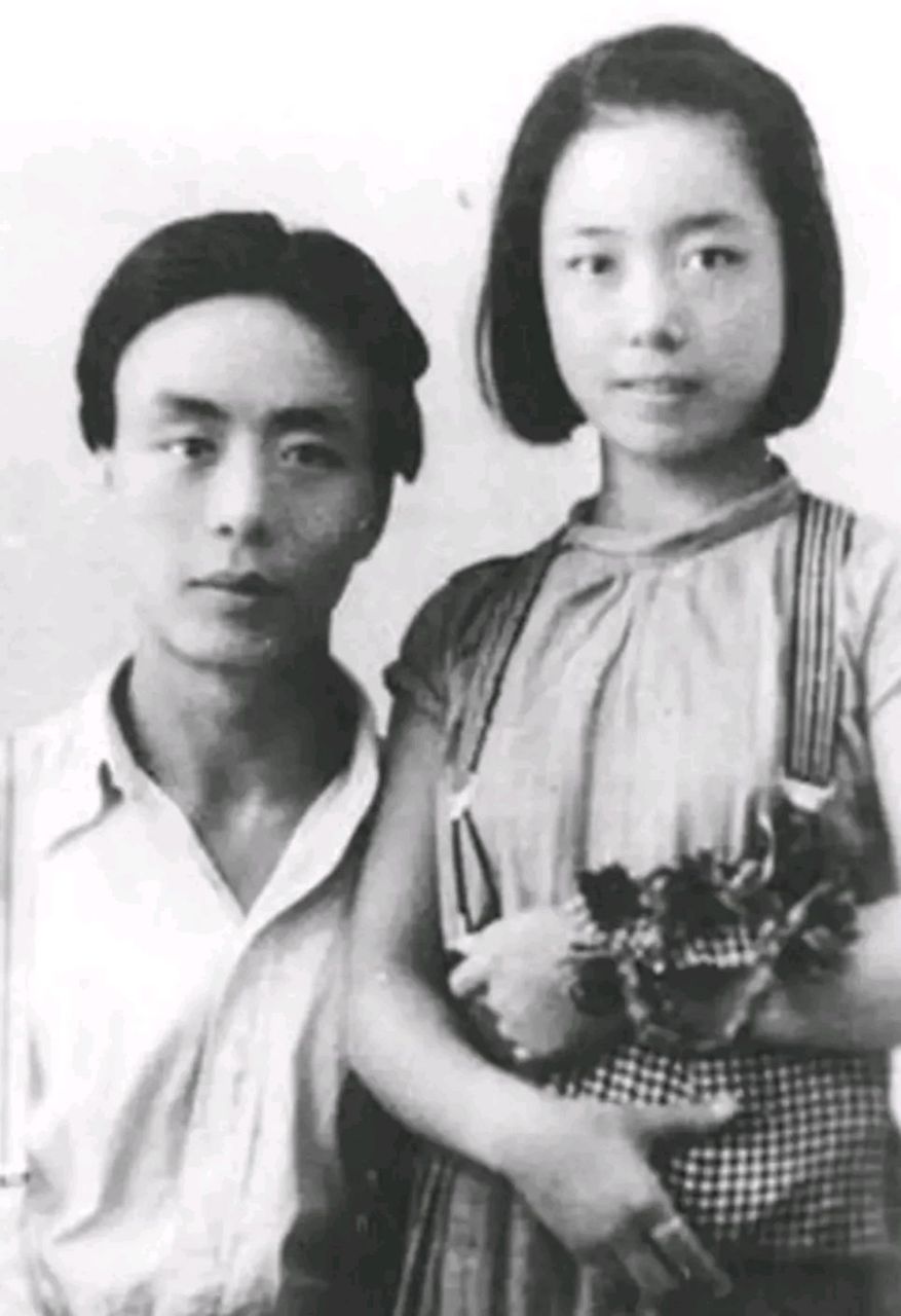 1939年,29岁的艾青爱上了自己17岁的女学生张月琴,为此,他不顾怀有