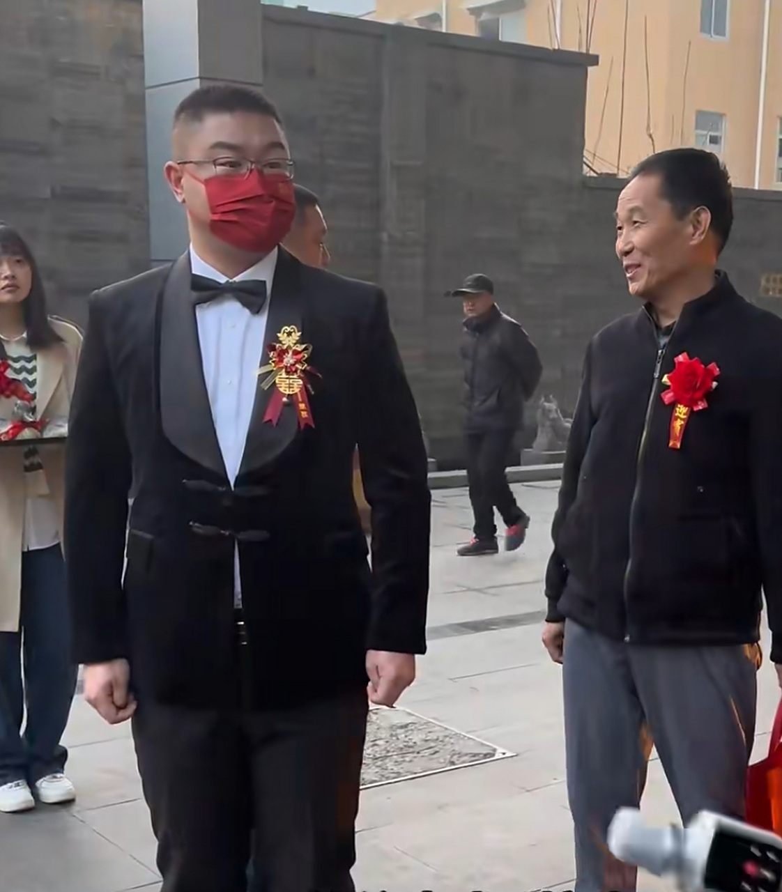 原型郭刚堂儿子郭振结婚,养父母出现婚礼现场