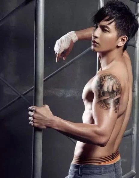 中国台湾健身肌肉帅哥明星杨奇煜