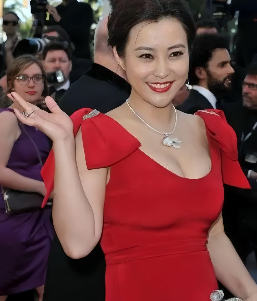 郝蕾参加活动时展现了令人惊艳的一面,她选择了一件全红色的礼服,在