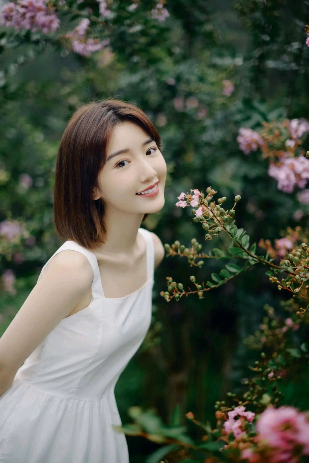 毛晓彤身穿白色连衣裙,又美又飒,皮肤白皙,颜值逆天!