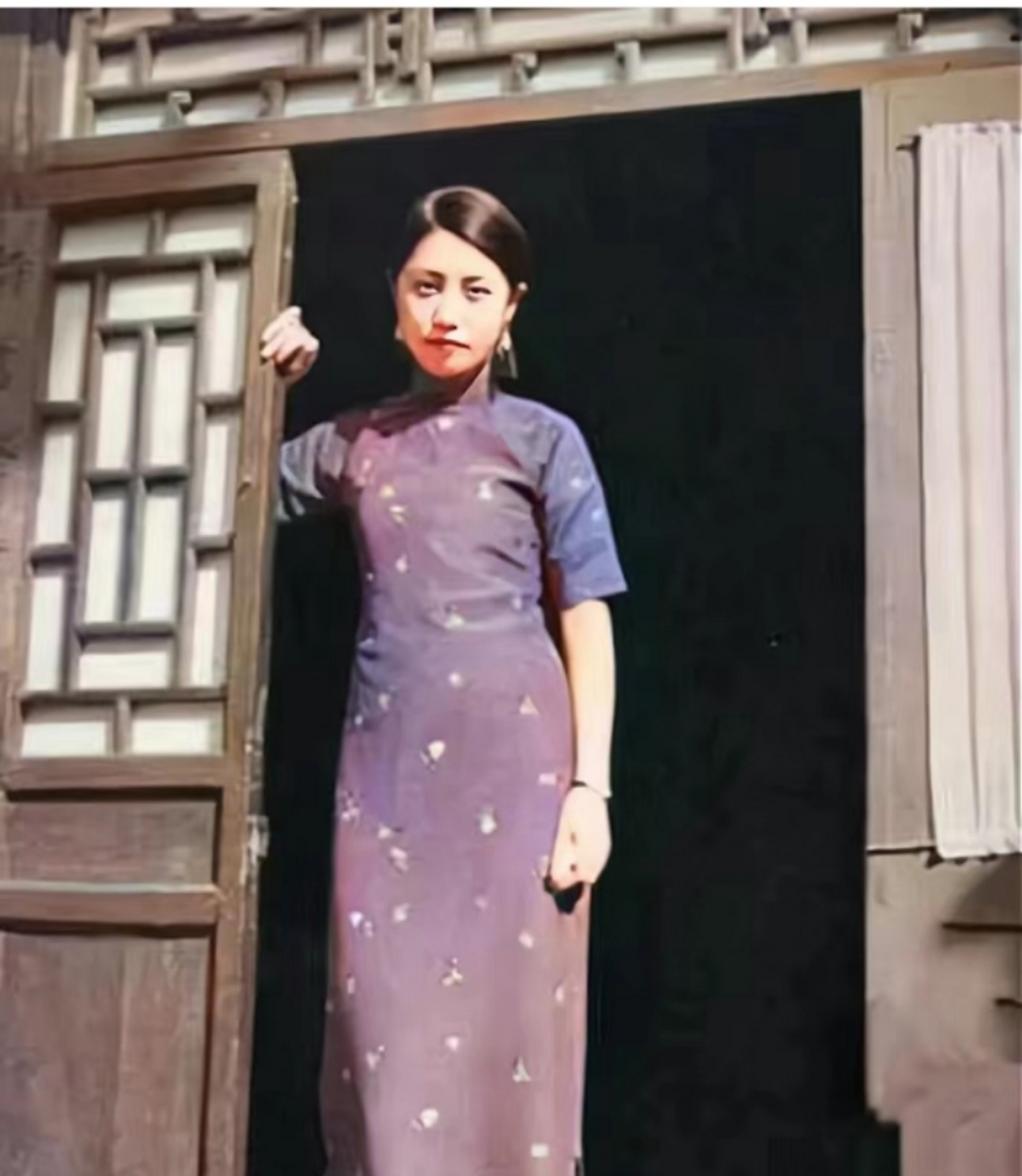 民国老照片,湖北武汉,一位穿着精美旗袍倚门而立的美女!