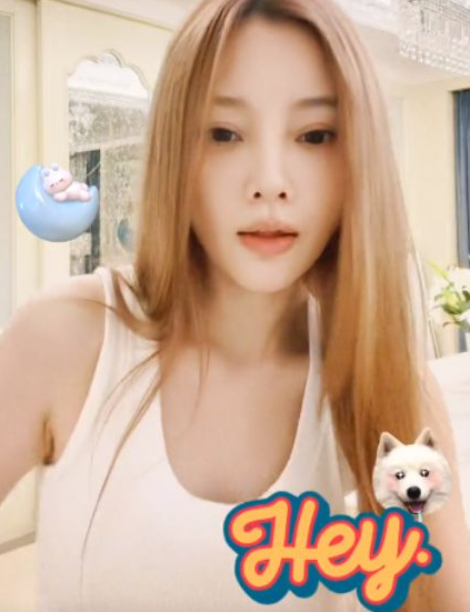 李小璐在家中跳起热舞,豪宅装修极其奢华,她的一圈赘肉引热议