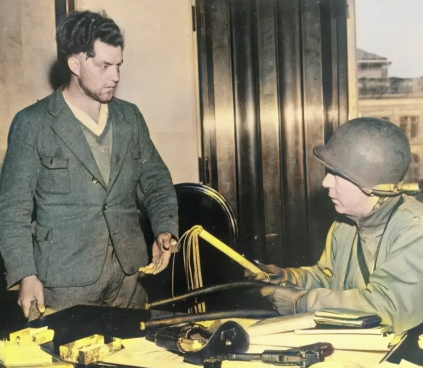 1945年6月,党卫军中尉赫尔曼·迈耶被叫到办公室,随即美军少校博斯特