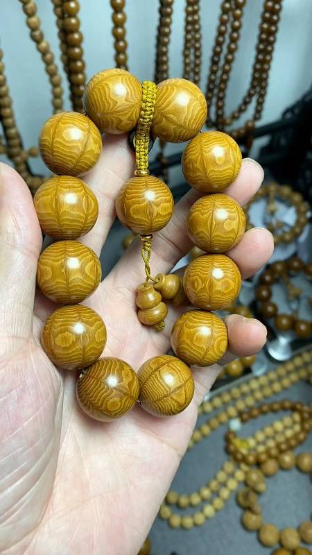 这就是六道降龙木,它纹如莲花,淡淡咖啡香味,六道瓣线寓意深远,送礼盘