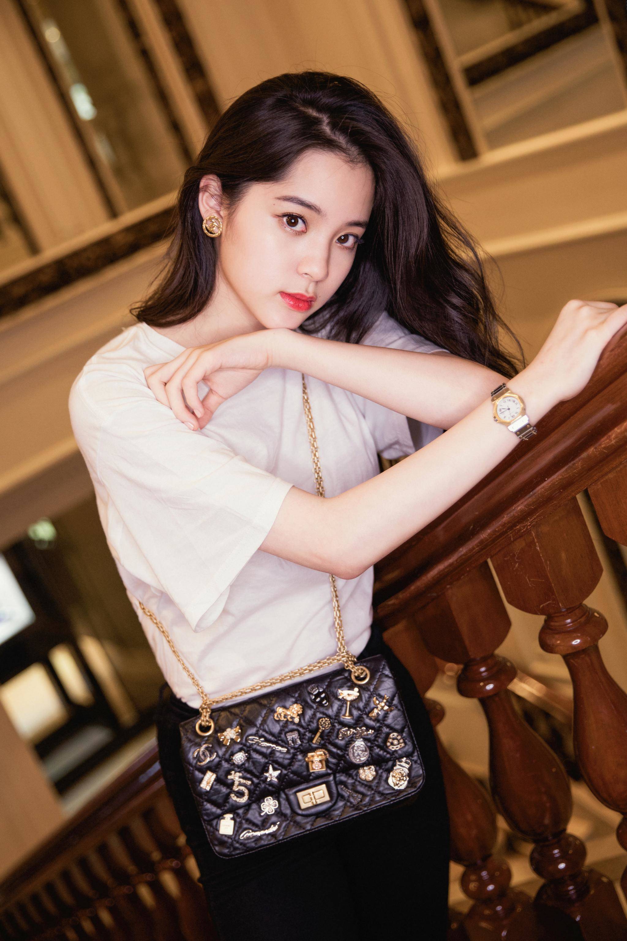 青春美少女欧阳娜娜,皮肤白皙,性感动人