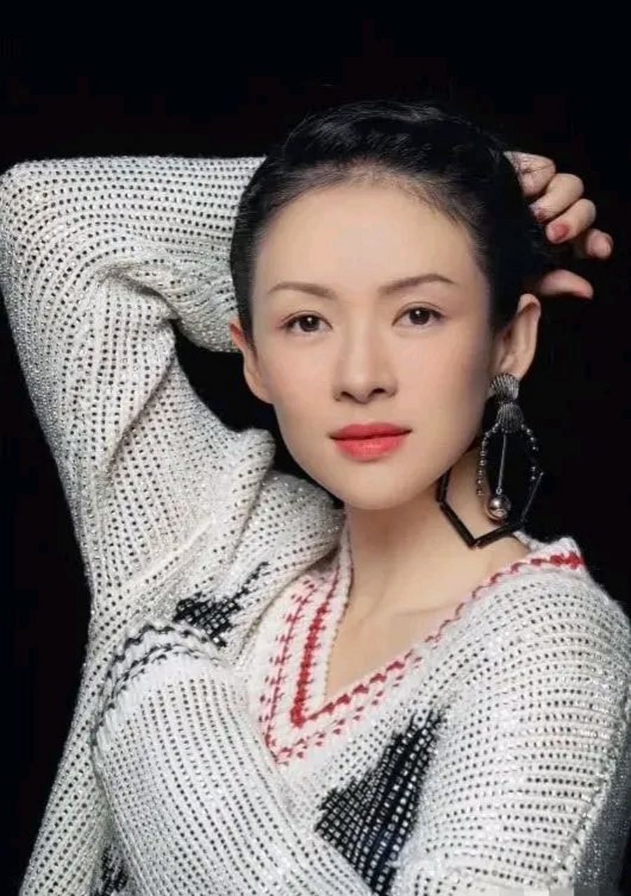 发现章子怡好像特别钟情大耳环,看着就沉,耳朵不难受吗?