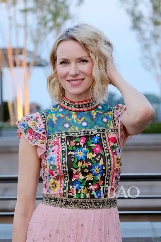 naomi watts50 仍沒有大媽感,甚至連皺紋都是美的!