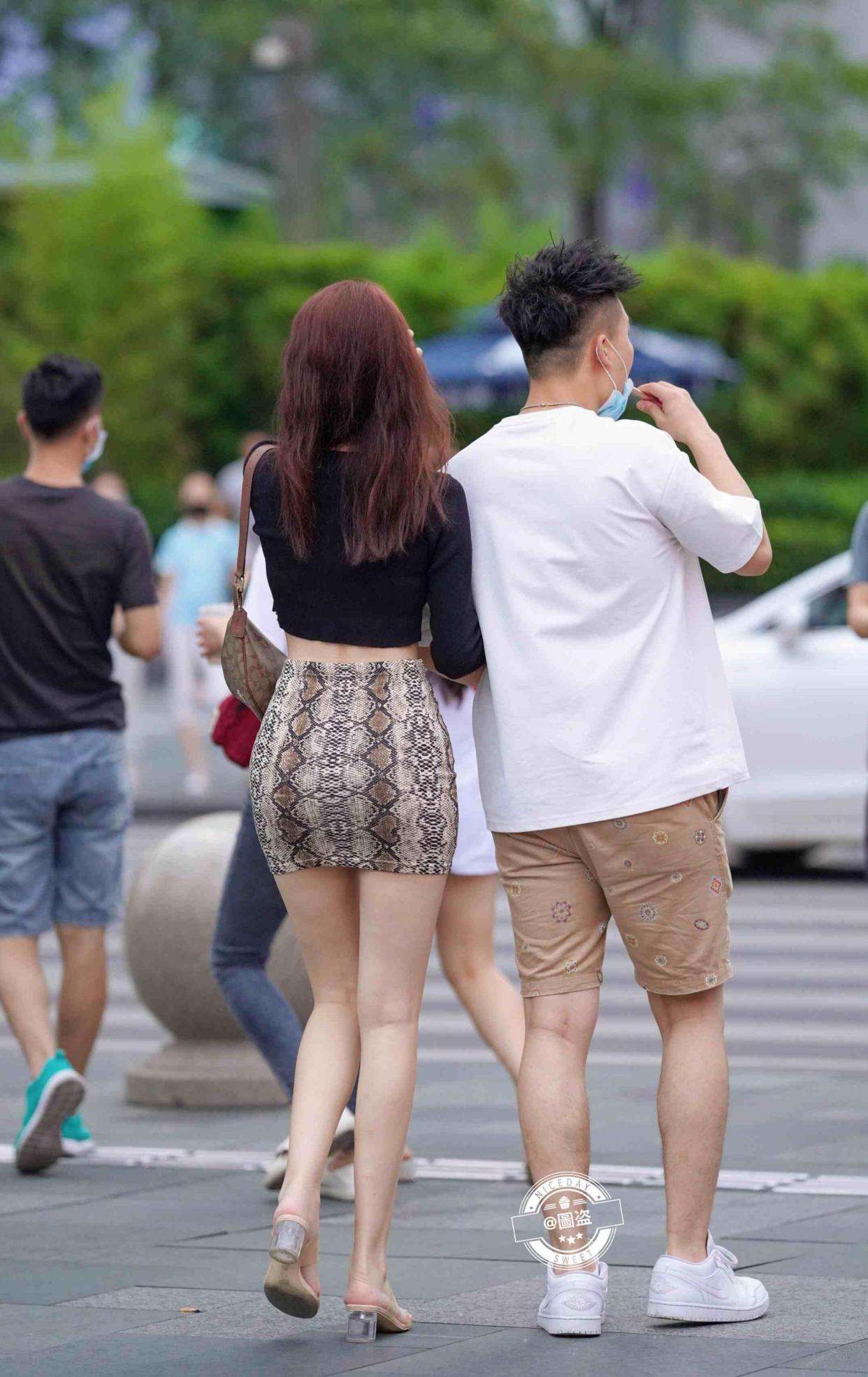 收腹贴身的"无痕"短裙,换上了富有设计感的裙型,白运动鞋