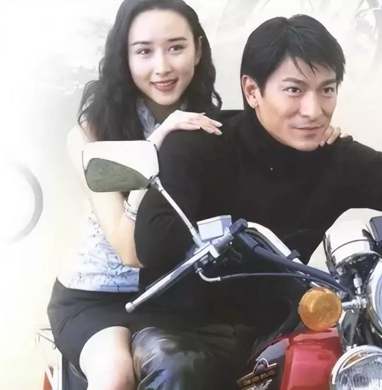 上个世纪,刘德华和胡静两个人在拍照