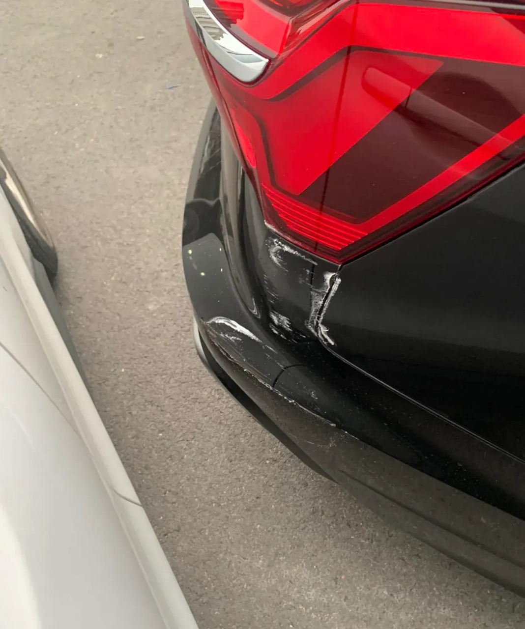 今天开车有点急,剐蹭到了奥迪a6.把他车膜刮坏了.