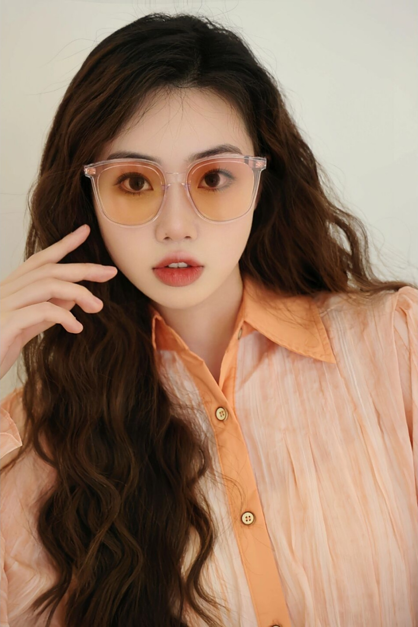 气质美女,茶色眼镜搭配的魅力一刻