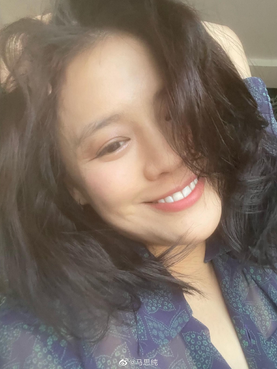 组图：马思纯分享夏日好心情自拍 长发蓬松面露甜笑嘟嘴搞怪第6张图片