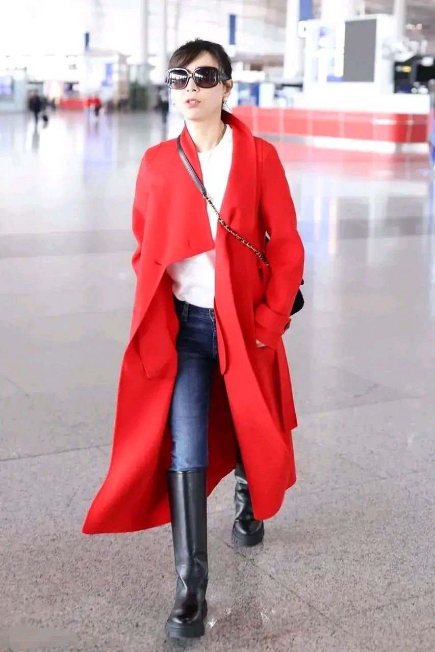 张静初身穿红色风衣,搭配牛仔紧身裤,非常有存在感!