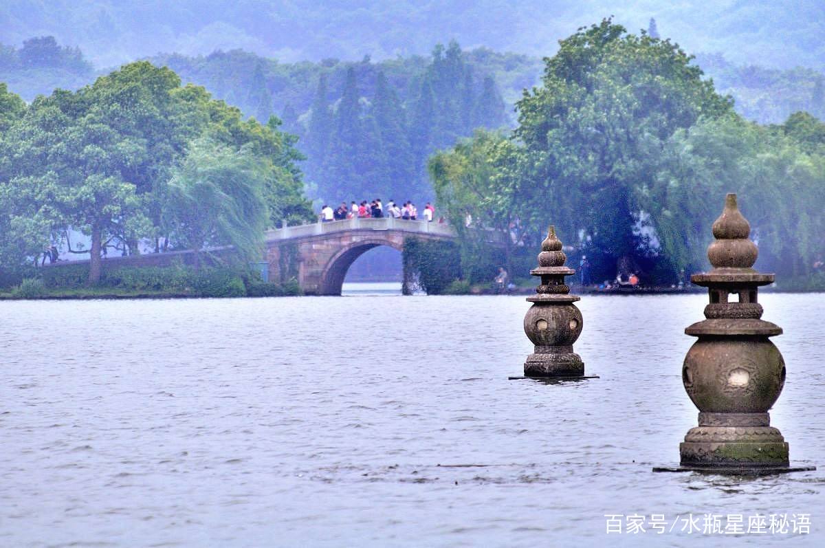 一轮明月三潭影;万点繁星九域辉.今日对联第54期