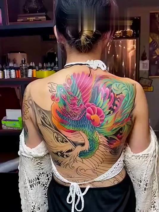 美女满背凤凰纹身,实在是霸气,你喜欢这样女孩吗