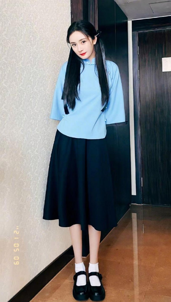 杨幂看上去就是一个精明女人穿学生装,没有民国女学生的温婉知性.