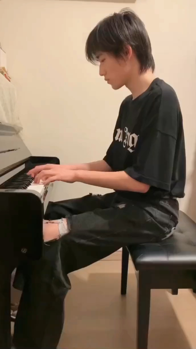 宋亚轩弹钢琴