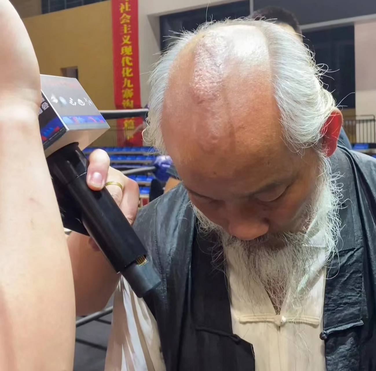 青城派掌门何道君和邪魅约战,到了决战当日,邪魅受伤了,没上场.