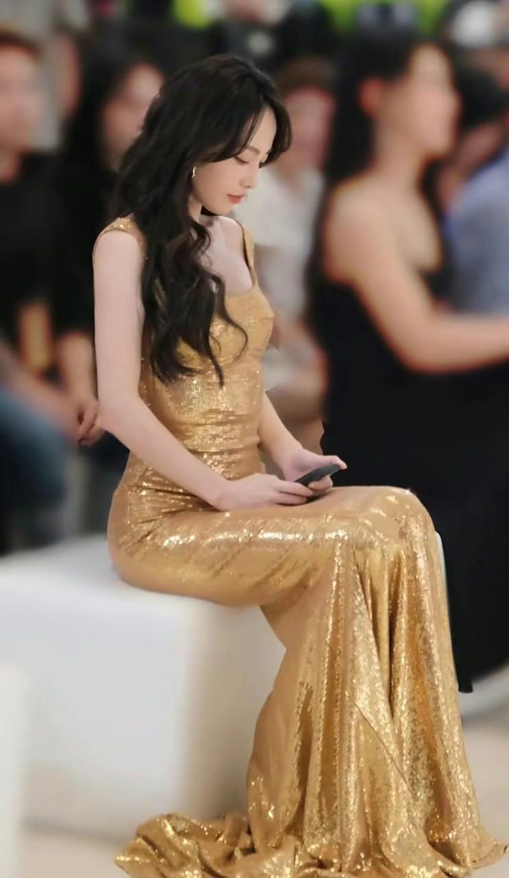 张嘉倪金色鱼尾裙,尽显身材,要身材有身材,成熟御姐,温柔性感