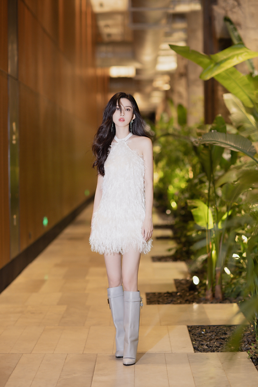 孟子义写真集# 孟子义微曲长发77挂脖羽毛裙77白色长靴,孟姐好美