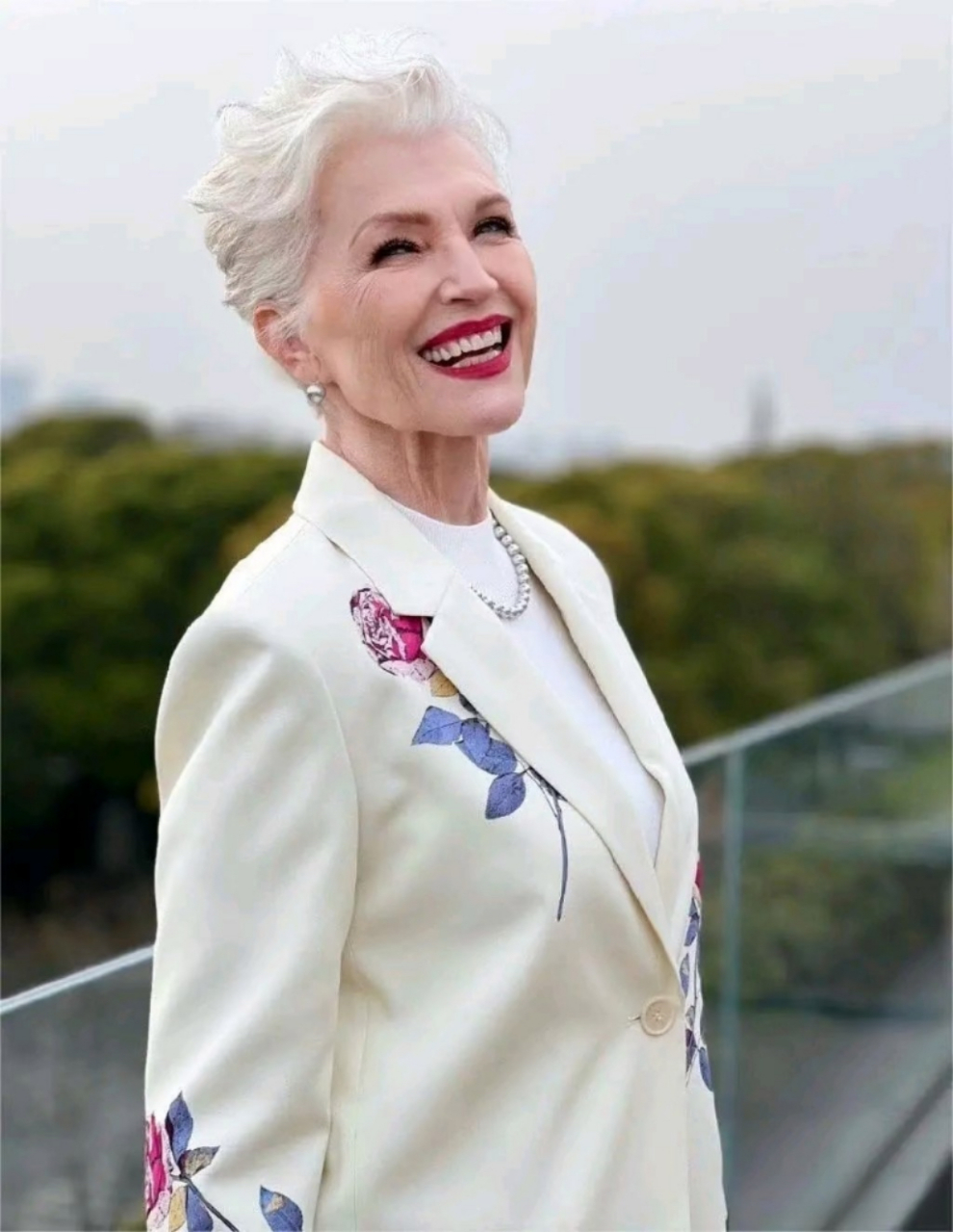 这个精致的老太太竟然是马斯克的母亲,颇有职场女强人的气质,她很为