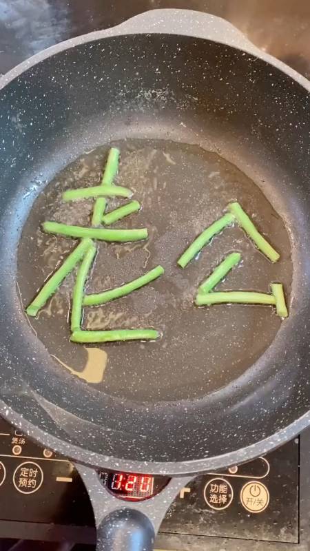 萌娃吃饭一个舔盘子一个数饭粒!1.29万博爸的手艺还