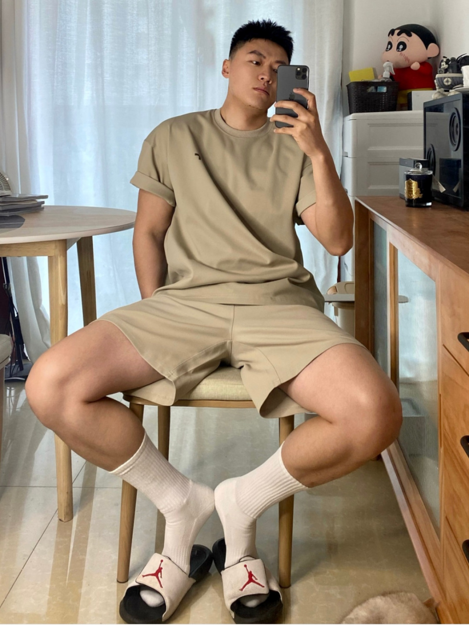 对这种高高壮壮的白袜男人毫无抵抗力,真是越看越帅呢!