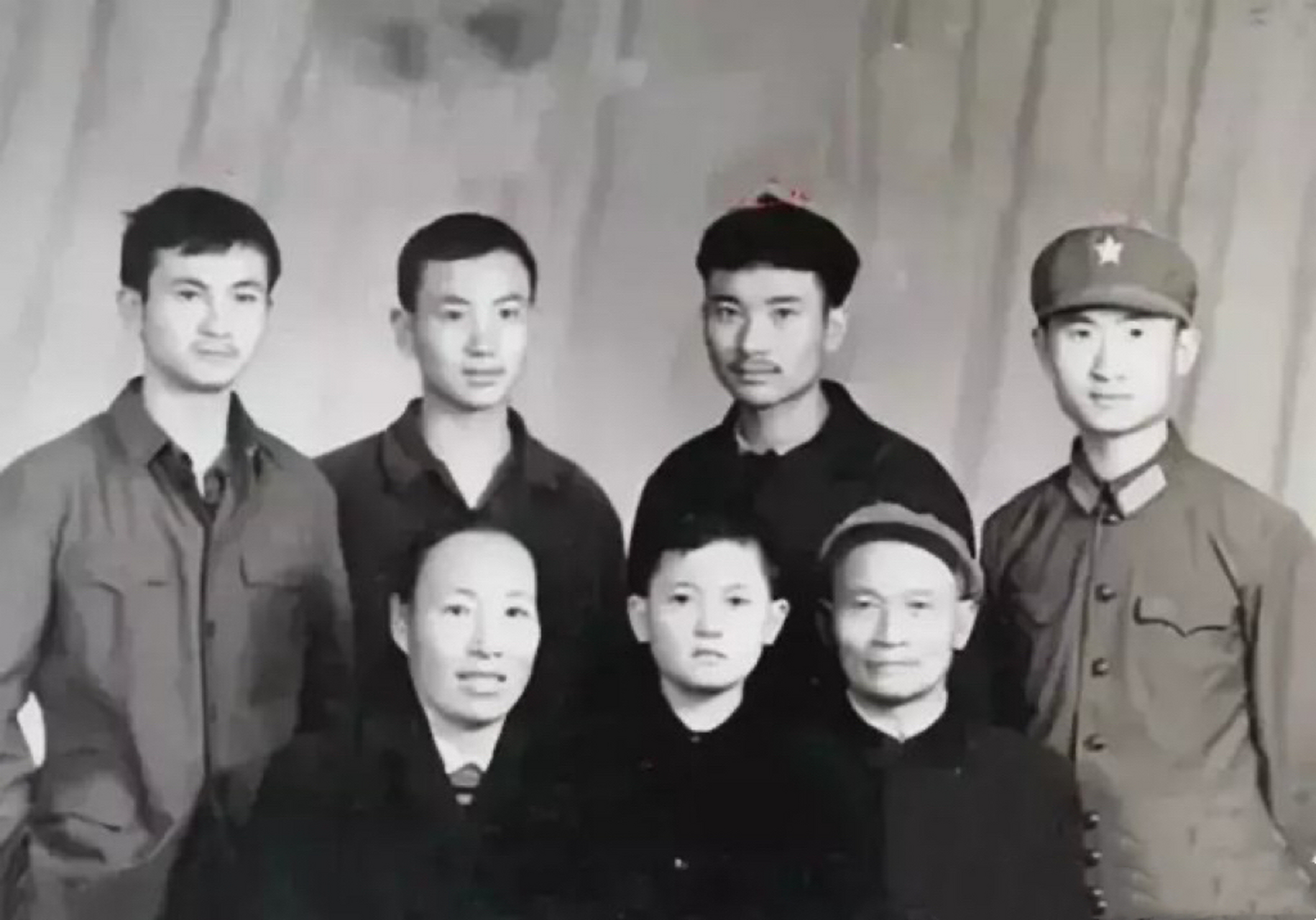 1977年,王健林当上了排长,在进入大连陆军学院进修时和全家人拍了一张