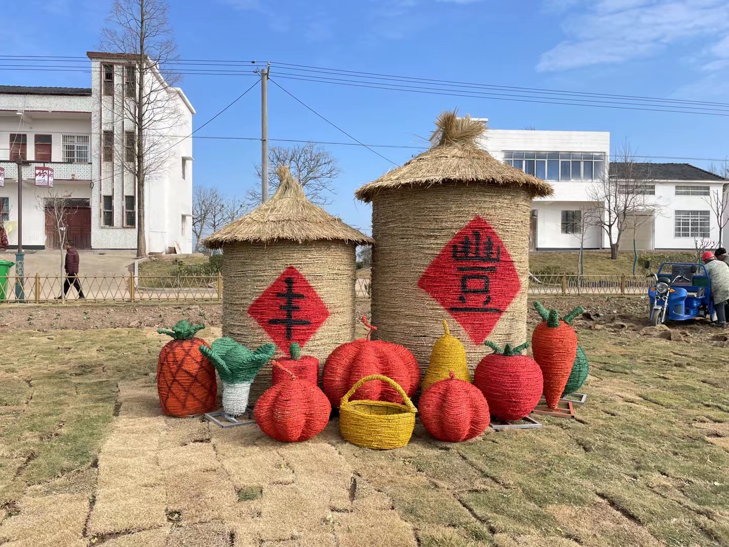 美丽乡村农田中的稻草人景观