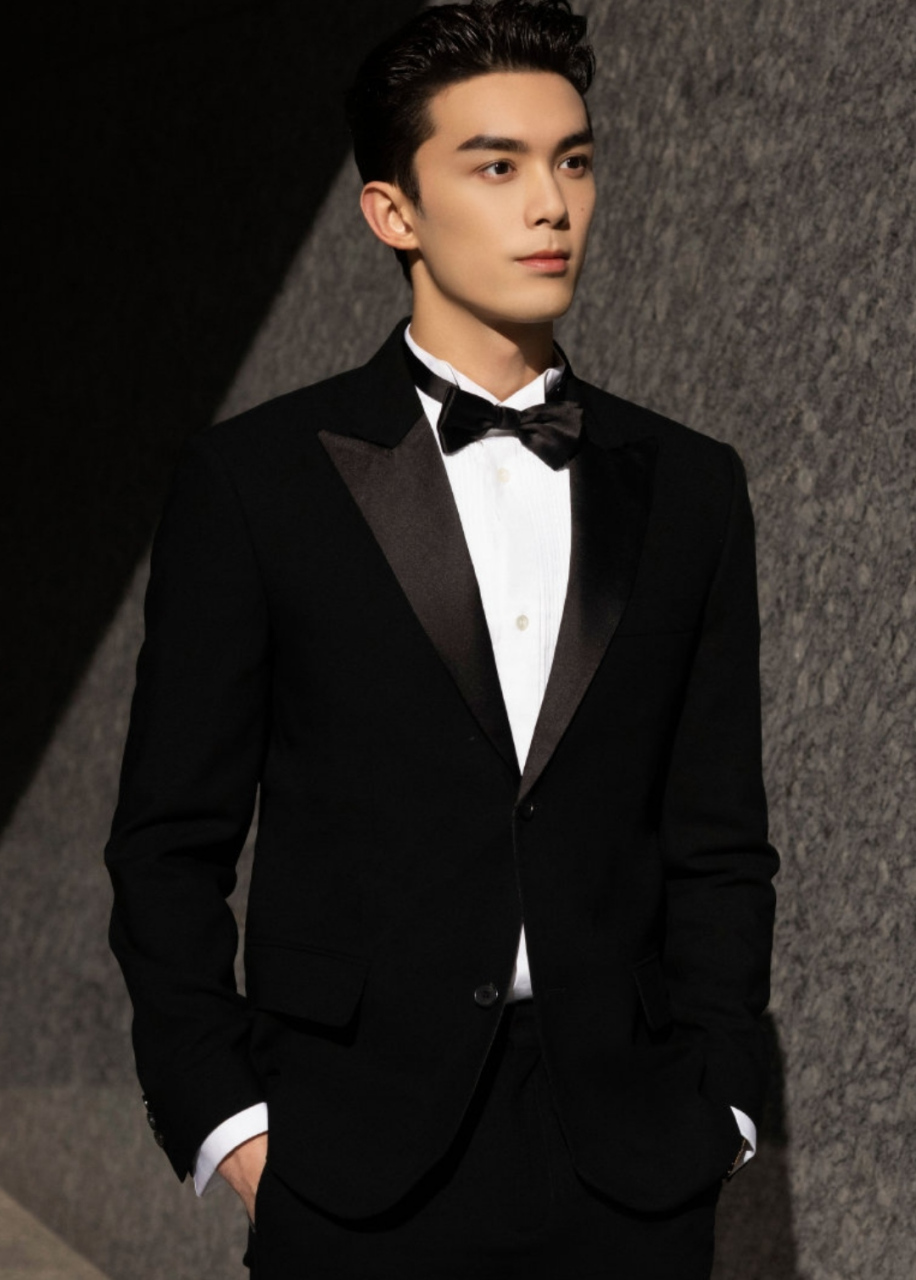吴磊梳起大背头气质太爷们了,穿西装打领结正式又帅气,优越的身高就是