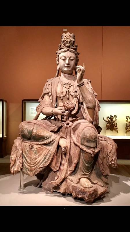 宋代彩绘木雕观音菩萨坐像两眼似闭未闭鼻挺唇薄项挂璎珞锦帛绕肘