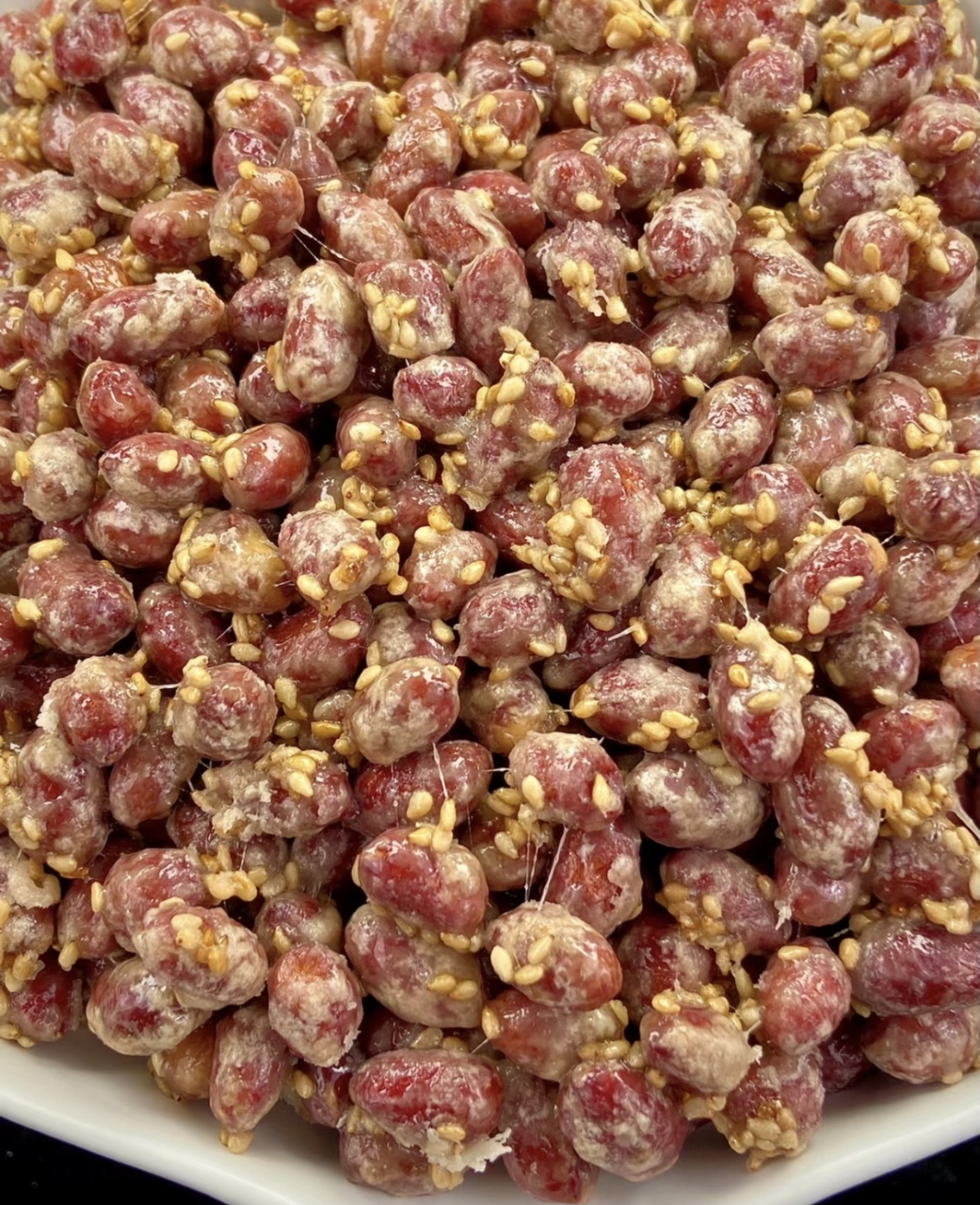 酥酥脆脆的糖霜花生米一出锅就炫到我了,巨好吃!