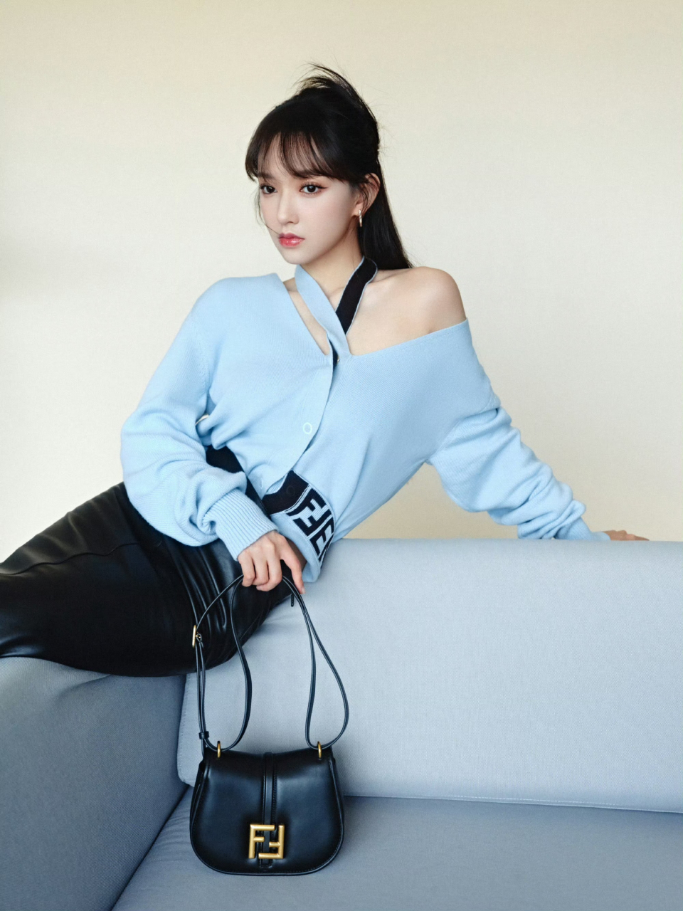 程潇蓝色魅力穿搭代言写真,纯粹至简,纤巧温婉 #程潇