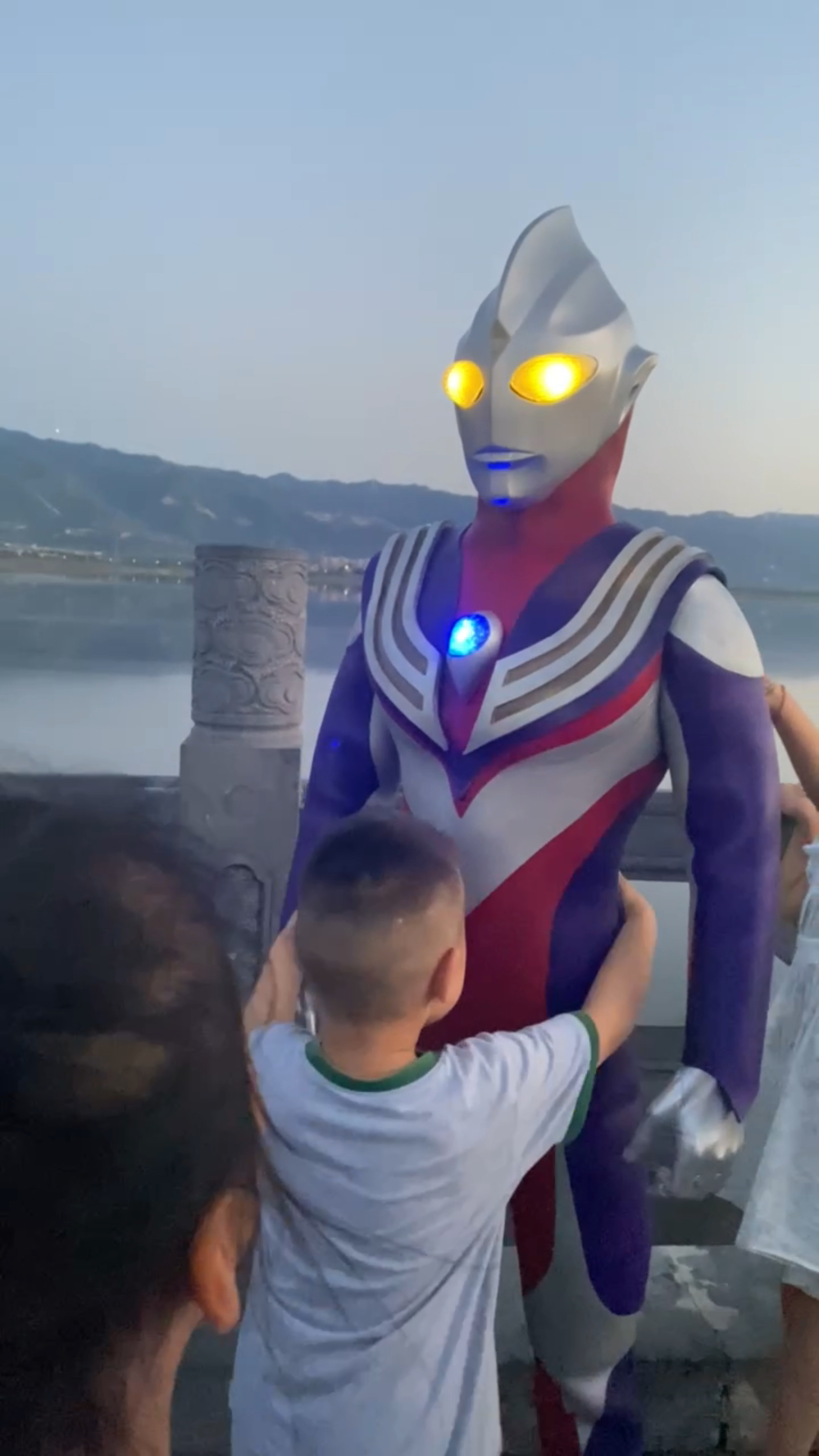 迪迦被小朋友抱住了小蛮腰