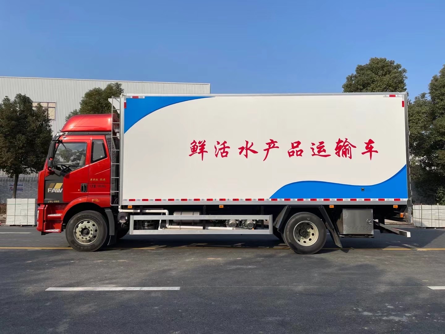 水产行业新的机遇在哪里?看看个体经营的蓝牌4米2海鲜水产运输车