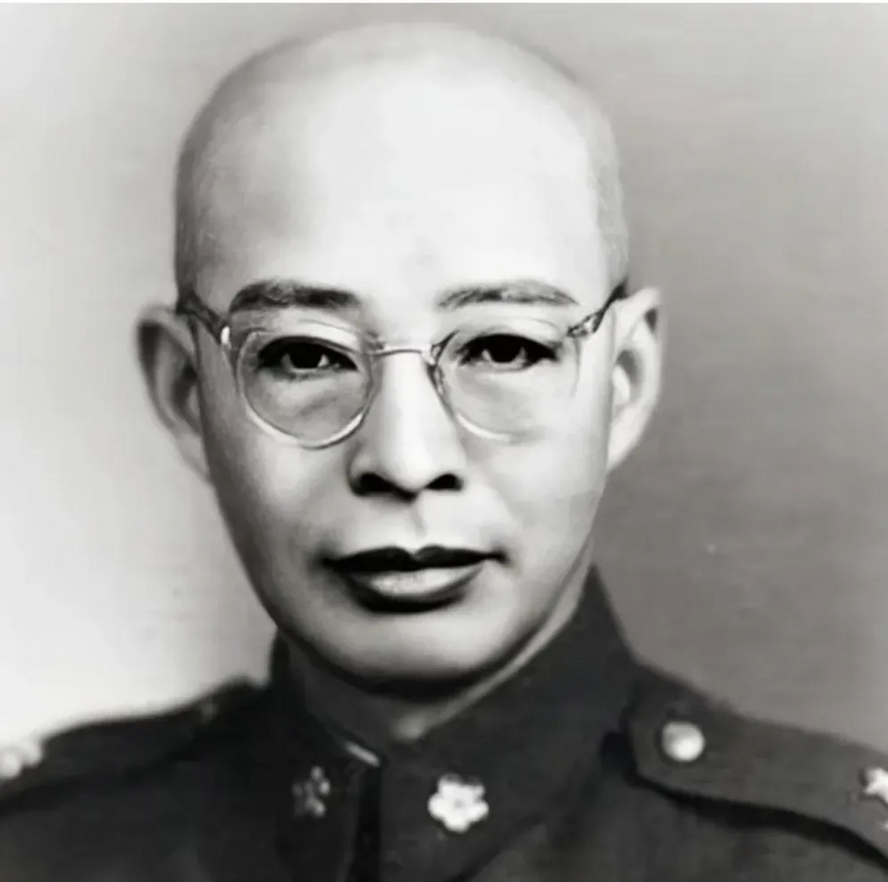 台儿庄战役中,他将俘获的132名日寇扒光衣服全部斩首示众.