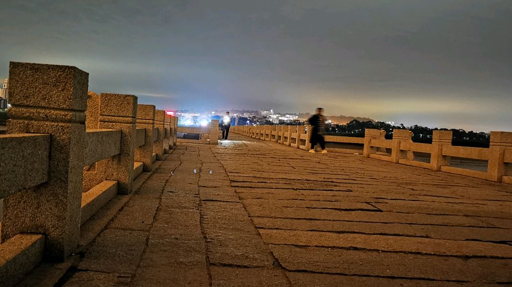 探访福建泉州洛阳桥,千年古桥夜色下的沧桑之美