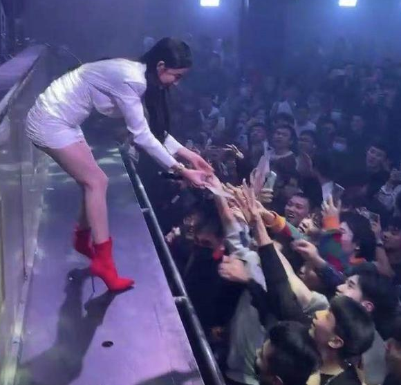 整容后遗症?韩国网红潘南奎现身酒吧走穴,抛开美颜滤镜后长这样