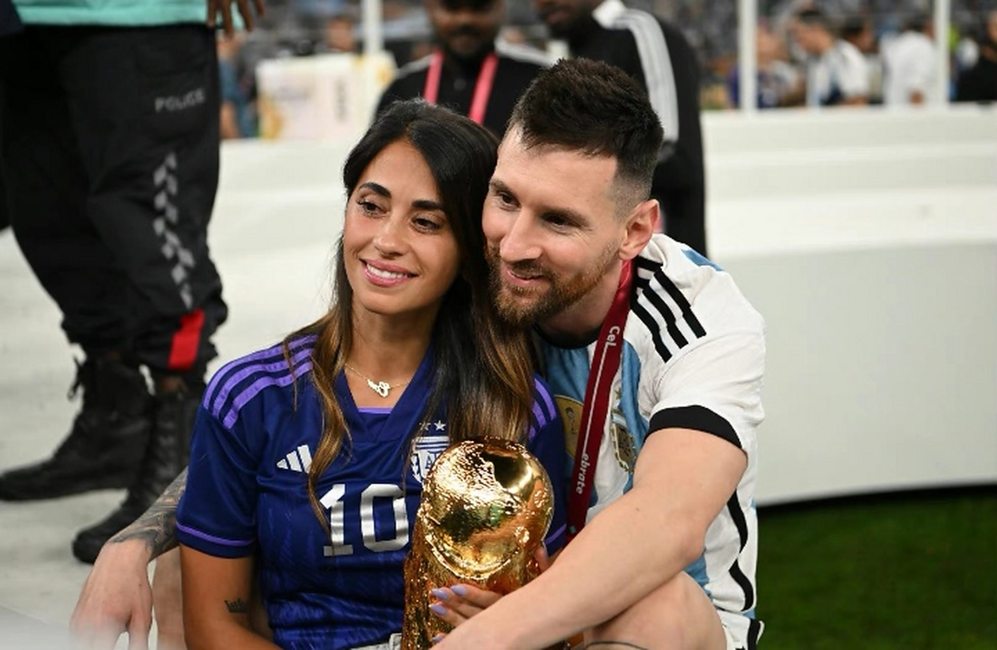 安东内拉手捧大力神杯笑靥如花,阿圭罗的表情大亮   世界杯决赛