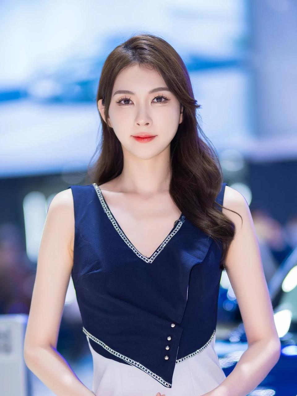 模特界的天花板,她穿搭风格迥异,气质优雅,颜色靓丽,与各品牌车相互